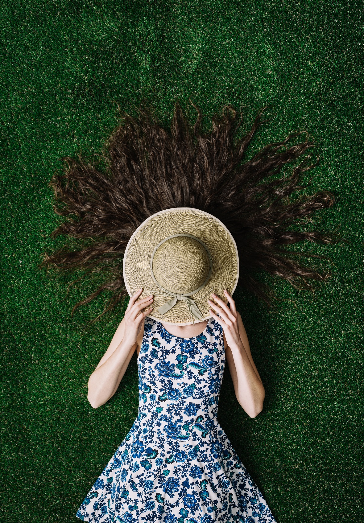 Girl Lying in the Grass 81705108 © Andrea De Martin | Dreamstime.com